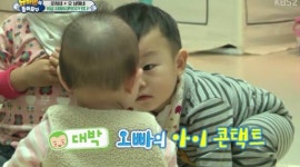 [슈돌] 대박이가 여동생을 돌보는 방법 ㄷㄷㄷ JPG - 인스티즈(instiz) 이슈 카테고리