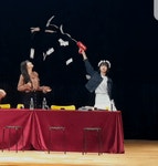 돈 뿌리는 비니&돈 줍는 유아.gif - 인스티즈(instiz) 이슈 카테고리 돈 뿌리는 비니&돈 줍는 유아.gif