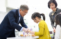 초등학생들에게도 인기폭발인 문재인 대통령님 (타임지 든 오소리 등장+홈마 사진) - 인스티즈(instiz) 이슈 카테고리