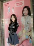 자기 광고 간판 앞에서 인증사진 찍은 우주소녀 보나 - 인스티즈(instiz) 이슈 카테고리