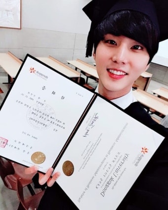 JYP밴드 데이식스 멤버 '영케이' 동국대학교 졸업 - 인스티즈(instiz, 音思提资) 스포츠 [스포츠] JYP밴드 데이식스 멤버 '영케이' 동국대학교...