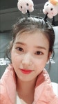 팬 핸드폰으로 셀카 찍어준 아이유.jpg - 인스티즈(instiz, 音思提资) 인티포털 [인티포털] 팬 핸드폰으로 셀카 찍어준 아이유.jpg