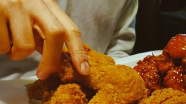 삼겹살에 소주 vs 치킨에 맥주.gif - 인스티즈(instiz) 이슈 카테고리 삼겹살에 소주 vs 치킨에 맥주.gif