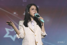 안경쓴 아이유 센세.jpg - 인스티즈(instiz) 이슈 카테고리