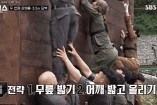 67kg 몸무게로 60kg 군장 메고 미션 하드캐리한 정보사 출신... 이슈 카테고리 67kg 몸무게로 60kg 군장 메고 미션 하드캐리한 정보사 출신