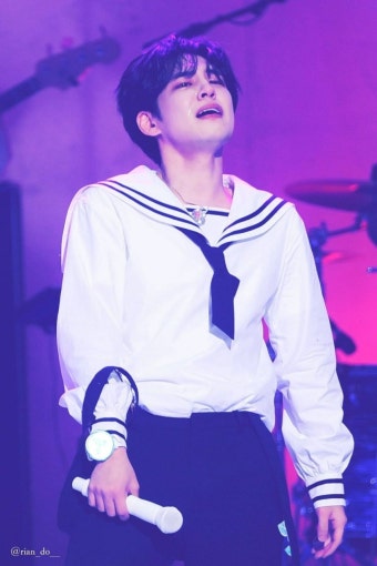마린룩 입고 건반 치며 오열하는 남자 아이돌 - 인스티즈(instiz) 이슈 카테고리