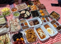 친구들끼리 서로 메뉴와 음식 양 비밀로 하고 피크닉 도시락 싼... 친구들끼리 서로 메뉴와 음식 양 비밀로 하고 피크닉 도시락 싼 결과.twt