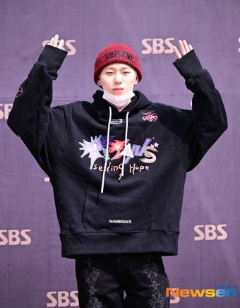 어제자 기자도 당황한 지코 출근길 패션 - 인스티즈(instiz) 이슈 카테고리