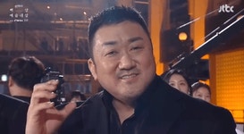 누가 마동석한테 볼하트 알려주다 말았냐고.gif - 인스티즈(instiz) 이슈 카테고리