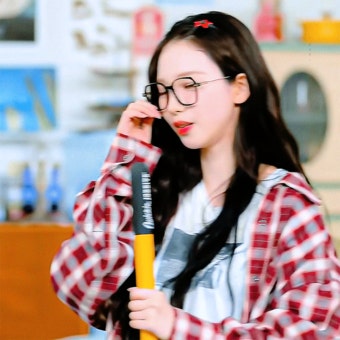뿔테 안경 너드녀 컨셉 카리나.mp4jpgif - 인스티즈(instiz) 이슈 카테고리
