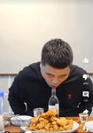소주 2병 병나발로 원샷 하는 어떤 유튜버 . gif - 인스티즈(instiz) 이슈 카테고리