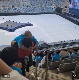 오늘자 임영웅이 콘서트 말미에 직접 언급한 진행요원.twt - 인스티즈(instiz) 이슈 카테고리