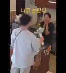 수어를 하는 손님이 오자 수어로 주문 받는 카페 사장님 - 인스티즈(instiz) 이슈 카테고리