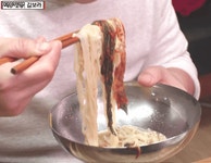 멸치 칼국수 라면+겉절이+보쌈 먹는 강호동 - 인스티즈(instiz) 이슈 카테고리 멸치 칼국수 라면+겉절이+보쌈 먹는 강호동