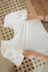 [여리라인*tee/a0398숄더 셔링 포인트로 페미닌함 UP!!군더더기 없이 깔끔한 아이템으로데일리하게 착용 가능한 스퀘어티!] 피오나