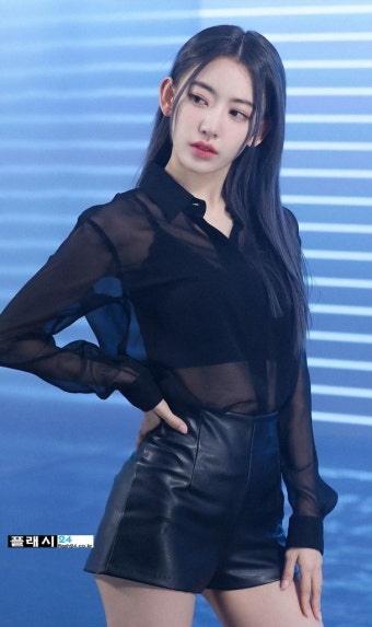 플래시24- > 연예/스포츠 > 르세라핌 사쿠라 인어가 따로없네