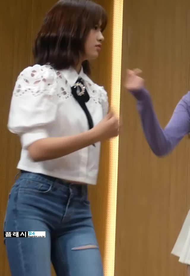 아이브 안유진, 청바지와 흰 티셔츠 스타일링으로 여신 같은 매력 발산!