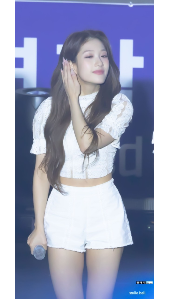플래시24- > 연예/스포츠 > 프로미스나인 이서연 헐렁한 흰팬츠 플래시24- > 연예/스포츠 > 프로미스나인 이서연  헐렁한 흰팬츠