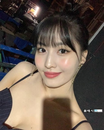 플래시24- > 연예/스포츠 > 핑크 코르셋 의상 트와이스 모모 플래시24- > 연예/스포츠 > 핑크 코르셋 의상  트와이스 모모