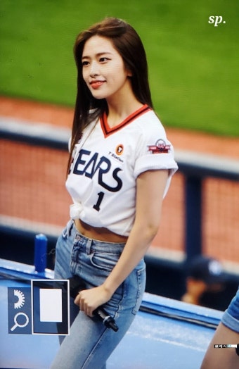 아이브 안유진, 청바지와 흰 티셔츠 스타일링으로 여신 같은 매력 발산!