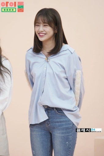 플래시24- > 연예/스포츠 > 늘씬한 아이브 안유진