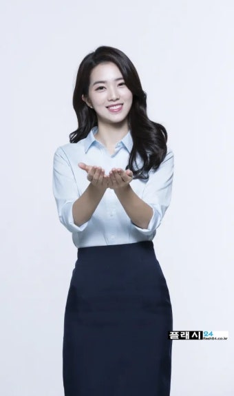 플래시24- > 연예/스포츠 > 앉아있는 강지영 아나운서 청바지