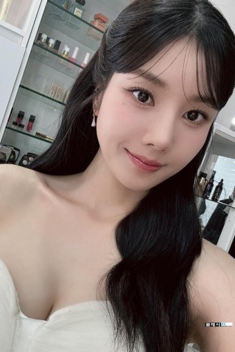 플래시24- > 연예/스포츠 > 권은비 대기실 드레스 셀카