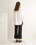 BODE 보디 한 여성이 타일이 깔린 방에 서 있으며, 빈티지 화이트 롱 비드 크로스바인 셔츠를 입고 있습니다. A woman stands in a tiled room... 