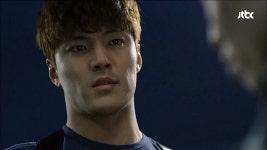 명장면클립 | 무정도시 | 프로그램 | JTBC 강세정을 찾기 위해 취조실에 묶인 범죄자에 총을 쏘는 이재윤