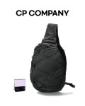 25SS CP컴퍼니 렌즈 와펜 나일론 슬링백 18CMAC114A 999- 이랜드몰
