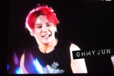 [단독] JYJ 콘서트도중 난데없는 아기 난입…? 팬들 깜짝 - JYJ 갤러리 [단독] JYJ 콘서트도중 난데없는 아기 난입…? 팬들 