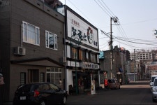 명산통닭 자판기 | 쌩뚱맞은 시기의 삿포로 11 - 한국에서도 안먹는 옛날통닭을...오타루 나루토 | 음식 갤러리 | 루리웹 모바일