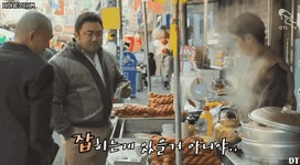 더쿠 - 영화 범죄도시 꽈배기씬.gif