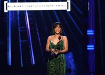 외방커뮤니티 > 헐리우드 > 오늘 더 어려진 거 같은 리아나.jpg