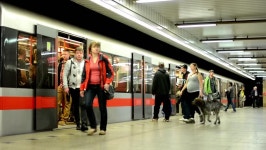 주식회사 인투더피플(INTOTHEPEOPLE Co.,Ltd.) | People Waiting And Get In Into Metro Train 스톡 동영상 비디오 6591218 - Shutterstock