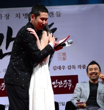 임지연 '과감한 반전 의상'에 상반된 반응… 송승헌 vs 신동엽 - 조선일보 > 연예 > 스타 임지연 '과감한 반전 의상'에 상반된 반응… 송승헌 vs...