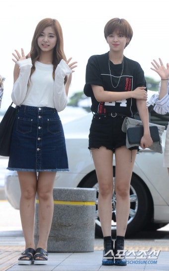 [포토] 트와이스 쯔위 '양손을 힘차게~' - 조선일보 > 연예 > 스타 [포토] 트와이스 쯔위 '양손을 힘차게~'