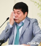 [사진]송대관 욕설 관련 억울함에 눈물 보이는 홍상기 대표 - 조선일보 > 연예 > 스타 [사진]송대관 욕설 관련 억울함에 눈물 보이는 홍상기 대표