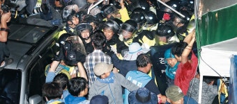 426일만에… 새벽 사드 배치작전 - 조선일보 > 정치 426일만에… 새벽 사드 배치작전