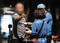금연구역서 흡연 단속하면… 담뱃불로 지지려해 - 조선일보 > 사회 금연구역서 흡연 단속하면… 담뱃불로 지지려해