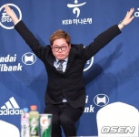 [사진]K리그 홍보대사 BJ 감스트, 관제탑 댄스 - 조선일보 > 스포츠 > 스포츠 일반 [사진]K리그 홍보대사 BJ 감스트, 관제탑 댄스