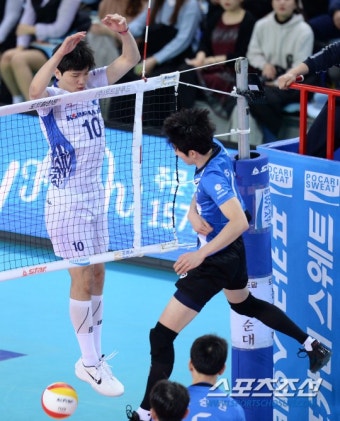 현대캐피탈, 7연승으로 우리카드를 3-1로 격파하며 선두 독주, 허수봉-레오 콤비의 강력한 활약에 우리카드는 저항 무용!