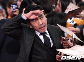 [사진]땀닦는 류승룡,'아이고 힘들어라' - 조선일보 > 연예 [사진]땀닦는 류승룡,'아이고 힘들어라'