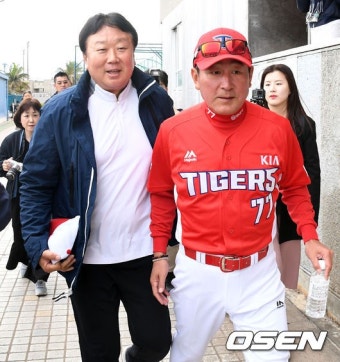 [사진]김기태 감독과 만난 선동렬 전 감독 - 조선일보 > 스포츠 > 스포츠 포토 [사진]김기태 감독과 만난 선동렬 전 감독