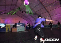 [사진]디스코장 방불케 하는 롤러스케이트장 - 조선일보 > 스포츠 > 스포츠 포토 [사진]디스코장 방불케 하는 롤러스케이트장