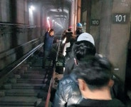 퇴근길 7호선 탈선… 도봉산역 터널서 300명 걸어서 대피 - 조선일보 > 사회 > 사건사고 퇴근길 7호선 탈선… 도봉산역 터널서 300명 걸어서 대피