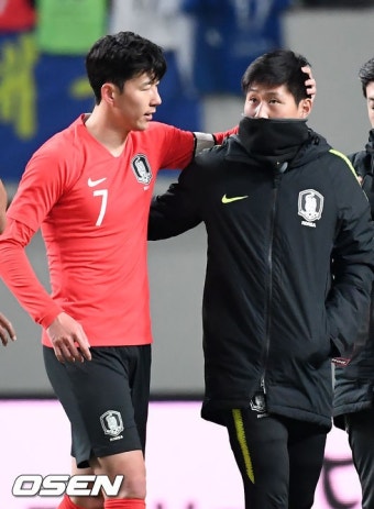 [사진]손흥민,'이강인과 승리의 기쁨을 나누며' - 조선일보 > 스포츠 > 스포츠 포토 [사진]손흥민,'이강인과 승리의 기쁨을 나누며'