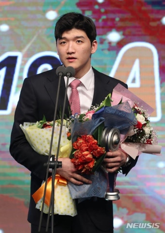 FA 최대어 정지석, 의리도 MVP···대한항공 잔류 암시 - 조선일보 > 스포츠 > 배구 FA 최대어 정지석, 의리도 MVP···대한항공 잔류 암시