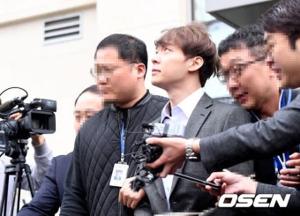 [사진]포승줄 묶인 박유천,'그저 멍하니 하늘만 바라봐' - 조선일보 > 연예 > 연예 포토 [사진]포승줄 묶인 박유천,'그저 멍하니 하늘만 바라봐'