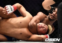 [사진]권아솔, '만수르의 초크에 당해' - 조선일보 > 스포츠 > 스포츠 포토 [사진]권아솔, '만수르의 초크에 당해'